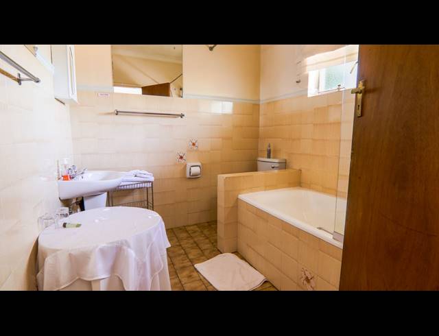 7 BEDROOM FREEHOLD FOR SALE IN DIE HOEWES